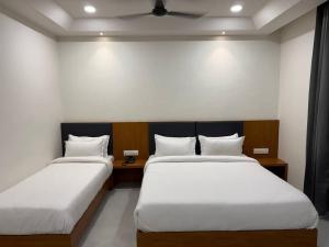Hotel Madhukta Inn客房内的一张或多张床位