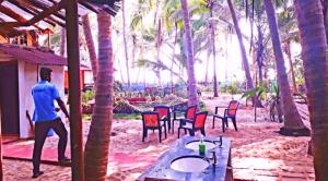 Um jardim no exterior de Samant Beach Resort