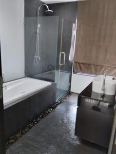 Et badeværelse på Luxury spacious 3 bdr apartment Pandora residence