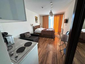 een kamer met een keuken en een slaapkamer met een bed bij New Gudauri Redco Loft 1 in Goedaoeri