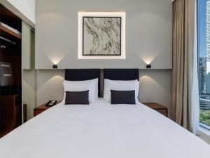 Postel nebo postele na pokoji v ubytování Hotel Avalon Dubai Jumeirah Village Circle