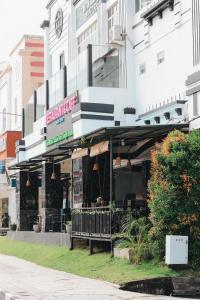 a restaurant in front of a building at Batam Harbour Boutique Hotel & Spa in Nagoya +17 photos