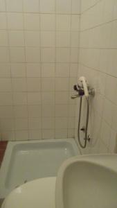 y baño con bañera y ducha. en Motel Hrasno, en Čapljina
