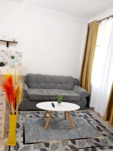 ウクンダにあるSerene Stay Dianiのソファとコーヒーテーブルのあるリビングルーム