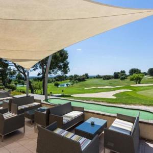 d'une terrasse avec vue sur un parcours de golf. dans l'établissement Appartement au coeur du Golf de Saumane, à Saumane-de-Vaucluse