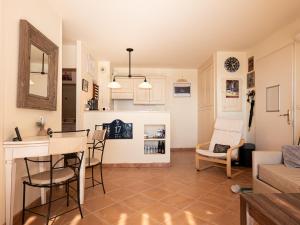 une cuisine et un salon avec une table et des chaises dans l'établissement Appartement au coeur du Golf de Saumane, à Saumane-de-Vaucluse