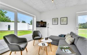 Posezení v ubytování 3 Bedroom Awesome Home In Ringkøbing