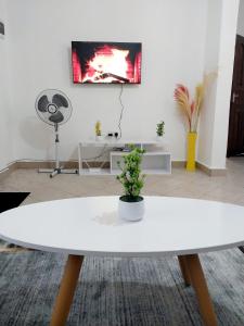 ウクンダにあるSerene Stay Dianiのリビングルーム(白いテーブル、ファン付)