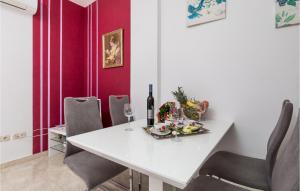 Posedenie v ubytovaní 1 Bedroom Stunning Apartment In Vrh