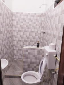 ウクンダにあるSerene Stay Dianiのトイレと洗面台のあるバスルーム