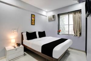 Postel nebo postele na pokoji v ubytování Collection O Andheri Near Mumbai Airport Formerly We Stay