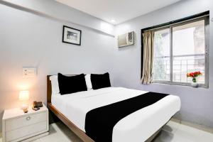 Postel nebo postele na pokoji v ubytování Collection O Andheri Near Mumbai Airport Formerly We Stay
