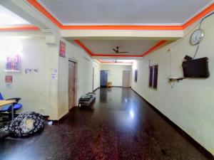 Ahobilam VPS NIVAS Guest House في Pedda Ahobilam: غرفه فاضيه وساعه على الحائط