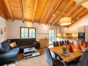ein Wohnzimmer mit Holzdecke und einem Tisch und Stühlen in der Unterkunft Rustic Farm in Tyrol with Mountain Views in Tobadill