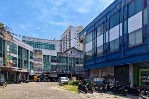 CiputatにあるHotel Ciputat RedPartnerの建物前に停車する一団の二輪車