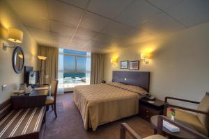 Postel nebo postele na pokoji v ubytování Ajman Beach Hotel + 24 fotografií