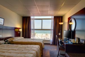 Postel nebo postele na pokoji v ubytování Ajman Beach Hotel