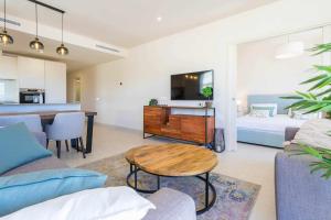 Μια τηλεόραση ή/και κέντρο ψυχαγωγίας στο Luxury apartment with seaviews