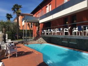 a swimming pool in front of a building at Hotel Le Mura in Lazise