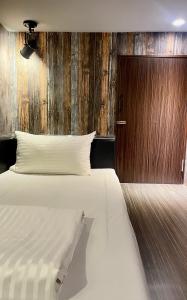 Tempat tidur dalam kamar di The First 南灣膠囊旅店