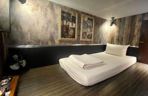 Tempat tidur dalam kamar di The First 南灣膠囊旅店