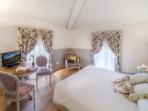um quarto com uma cama, uma mesa e cadeiras em Casa del Vino della Vallagarina em Isera