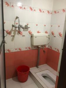 bagno con servizi igienici e secchio di HOTEL TRILOK a Kathmandu
