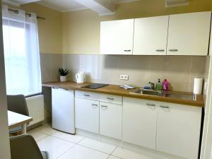 Gallery image of Gemütliche Appartement 5 - mit Küche und Bad zur Eigennutzung -Schuster Homes- in Vechelde