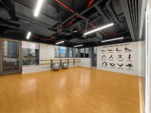 ドバイにあるRoyal Vista at 29 Boulevard - Dubai City & Burj Khalifa Views - Brand New Luxury 2BR Apartmentのウッドフロアのダンススタジオ +61枚の写真