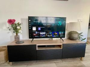 Telewizja i/lub zestaw kina domowego w obiekcie Pedregalejo Beach House