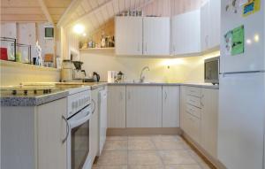 Кухня или мини-кухня в Four-Bedroom Holiday Home In Farso
