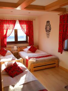 Ένα ή περισσότερα κρεβάτια σε δωμάτιο στο Pokoje Gościnne Jurgowianka +57 φωτογραφίες