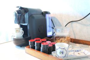 Coffee and tea making facilities at Canas Guest House in Lisbon (AL)