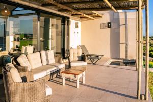 Ruang duduk di Zebra Views - Romansbaai Luxury Retreat