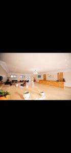 Una gran sala de estar con sofás y una mesa. en Ritzy Arcadia Cottages, en Arusha
