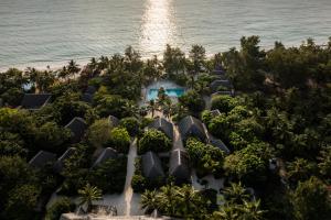 eine Luftaufnahme des Resorts und des Ozeans in der Unterkunft Mwezi Boutique Resort in Jambiani