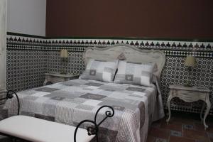 a bedroom with a bed and two tables and two lamps at Jabalon bajo in Villanueva de los Infantes