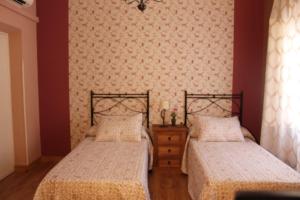 a bedroom with two beds and a wall at Jabalon bajo in Villanueva de los Infantes