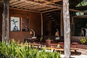 Ein Sitzbereich in der Unterkunft Mwezi Boutique Resort