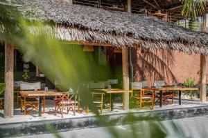 Ein Restaurant oder anderes Speiselokal in der Unterkunft Mwezi Boutique Resort 
