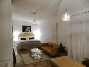 una sala de estar con una cama y un sofá en Spudkinn House, en Mortlake