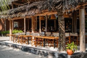 Ein Restaurant oder anderes Speiselokal in der Unterkunft Mwezi Boutique Resort 