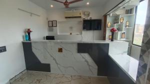 Kuchyň nebo kuchyňský kout v ubytování SJS RESIDENCY Thiruvannamalai