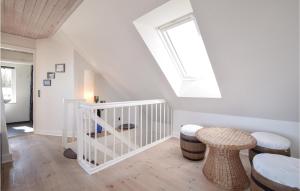 Zimmer mit einer Treppe, einem Fenster und einem Stuhl in der Unterkunft Four-Bedroom Holiday Home In Borkop in Børkop