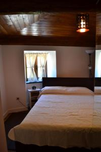 a bedroom with a large bed and a mirror at Casa da Eduardinha in Góis