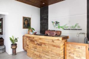 Un mostrador en una habitación con un cartel en la pared. en Urbanview Hotel Kumala Banyuwangi by RedDoorz, en Banyuwangi 33 fotos más