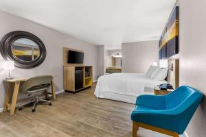 TV a/nebo společenská místnost v ubytování Days Inn by Wyndham Buckeye