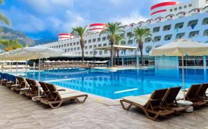 Басейн в Transatlantik Hotel & Spa - Ultra All Inclusive або поблизу