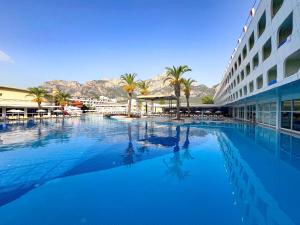 Басейн в Transatlantik Hotel & Spa - Ultra All Inclusive або поблизу