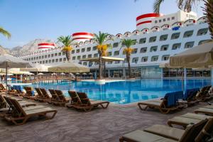Басейн в Transatlantik Hotel & Spa - Ultra All Inclusive або поблизу